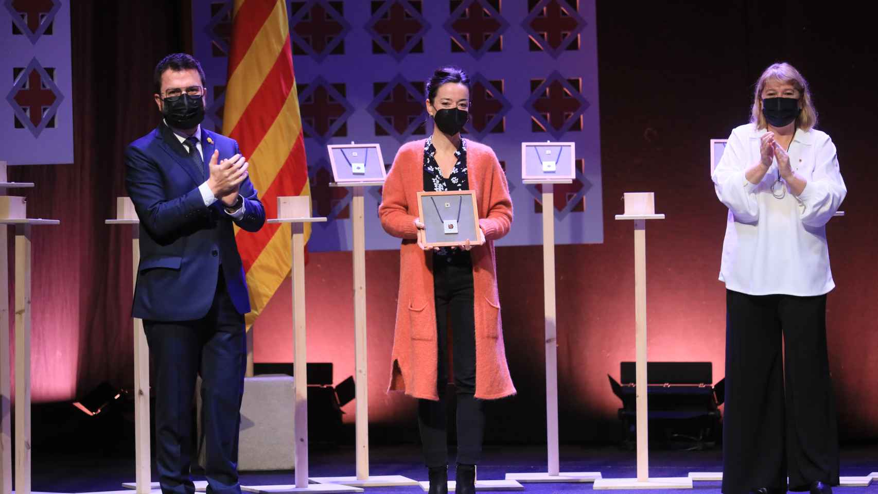 La representante de Anna Navarro Schlegel recoge la Creu de Sant Jordi que recibió en 2021