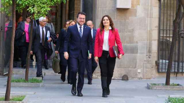El 'president' Pere Aragonès y su número dos, Laura Vilagrà, seguidos por los 'consellers' de la Generalitat, a la entrada del Consell Executiu de este martes
