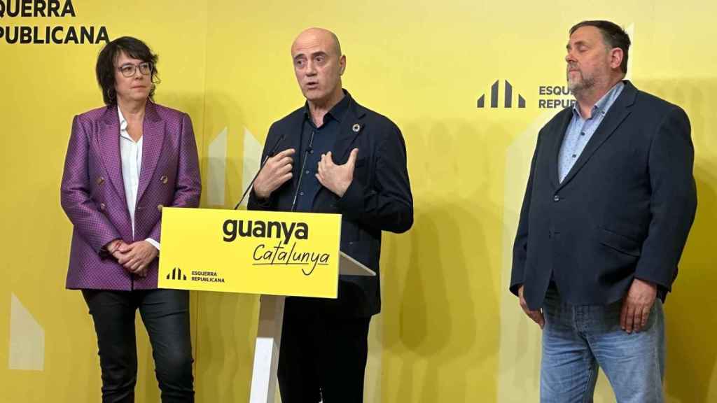 Tomàs Molina (c), junto a Diana Riba (i) y Oriol Junqueras (d)