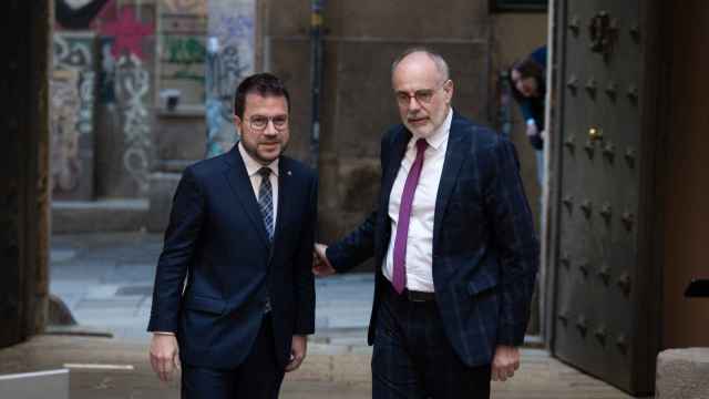 El presidente de la Generalitat de Cataluña, Pere Aragonès (i), y el director del Institut d'Estudis de L'Autogovern (IEA), Joan Ridao (d)
