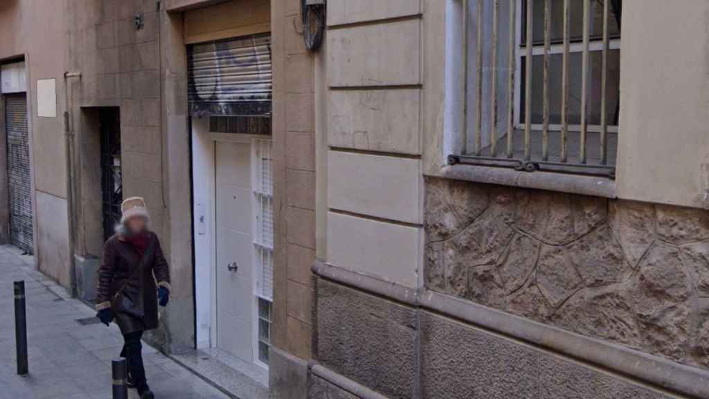 El bajo en el que se ubicaba el prostíbulo vigilado por los Casuals, en el barrio de Gracia de Barcelona