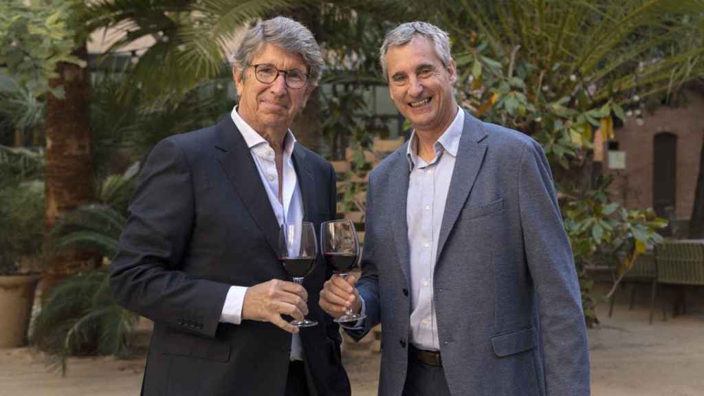 Javier Suqué (i.), presidente y copropietario de Perelada, y Delfí Sanahuja (d.), enólogo de la bodega