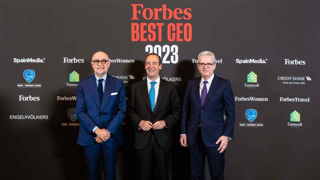De izquierda a derecha: Andrés Rodríguez, presidente y editor de Forbes España; Gonzalo Gortázar, consejero delegado de Caixabank; y Pablo Isla, 'global senior advisor' de Cinven