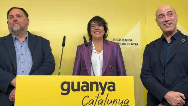 La cabeza de lista de ERC a las elecciones europeas, Diana Riba (c), con el 'número dos', Tomàs Molina (d), y el presidente del partido, Oriol Junqueras (i)