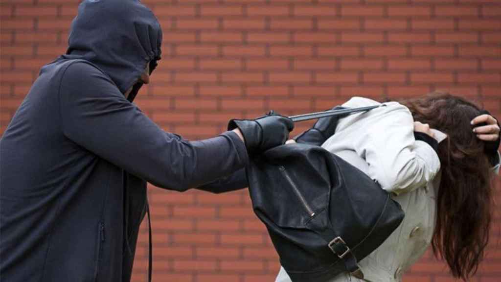 Un hombre tira de la mochila de una mujer