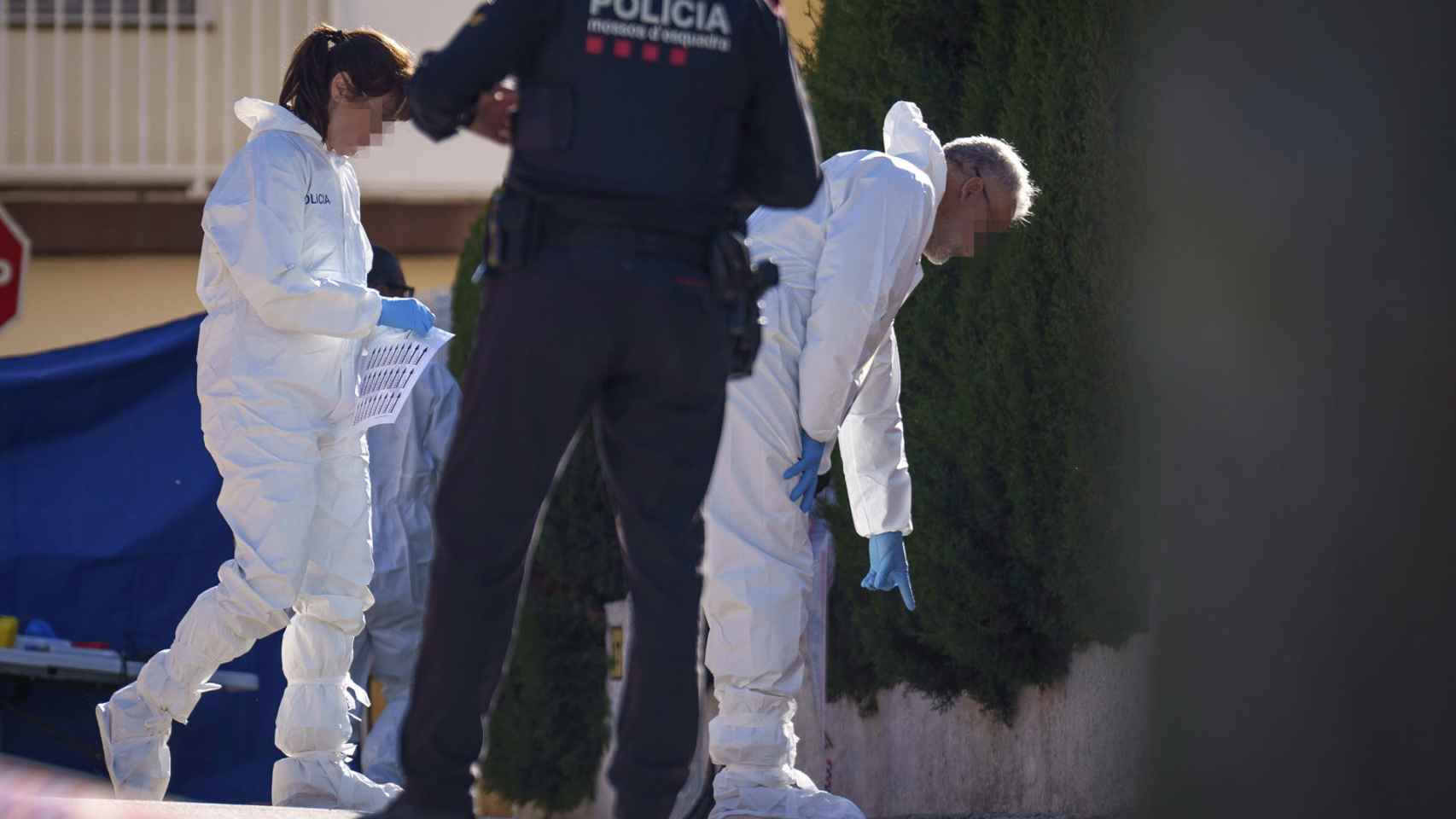 Policía Científica en el lugar del crimen en Bellcaire (Girona)