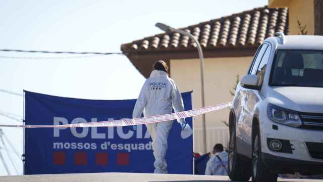 Policía Científica de los Mossos d'Esquadra inspeccionando la casa donde se ha producido el crimen