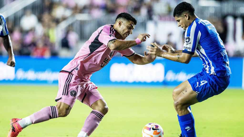 Luis Suárez encara a Víctor Guzmán en el Inter Miami-Rayados de Monterrey