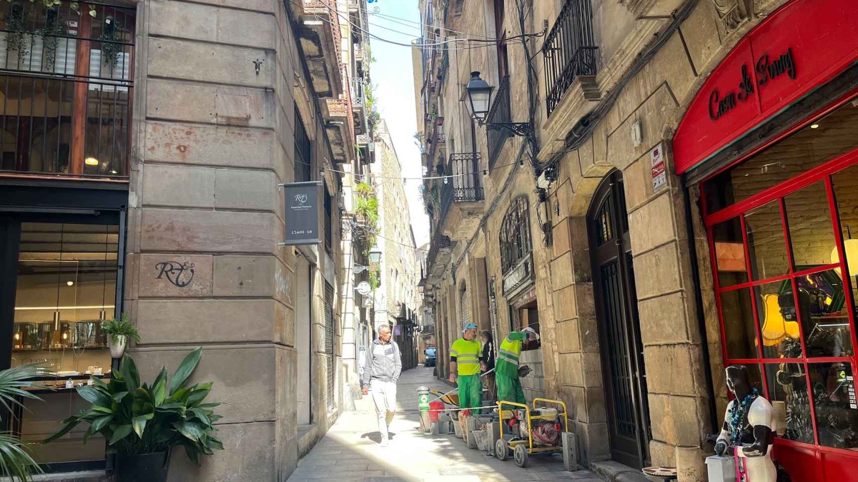 Operarios del Ayuntamiento de Barcelona tapiando el local desalojado