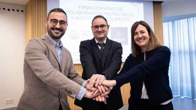 Imagen tras la firma del convenio entre  Grupo Gallo y el Instituto de los Alimentos de Barcelona (IAB)