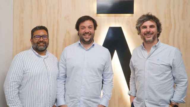 De izquierda a derecha: Juan Carlos Morales, Franz Palleres y Gabriel Espín, fundadores de Aticco