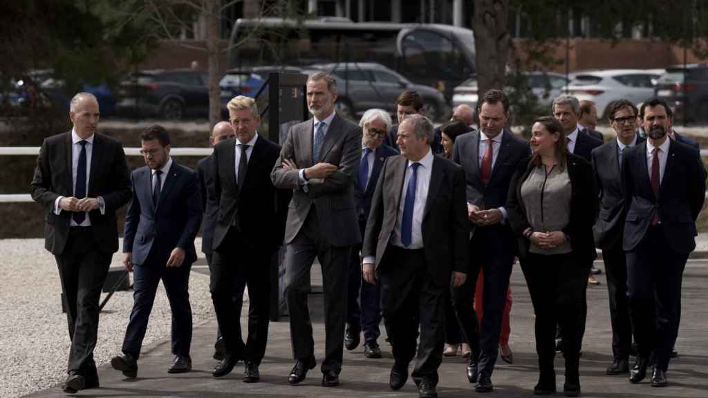 El vicepresidente de Producción y Logística de Seat, Markus Haupt (i), el presidente de la Generalitat de Catalunya, Pere Aragonès (2i), el CEO de Seat, Wayne Griffiths (3i), el Rey Felipe VI (4i), el ministro de Industria y Turismo, Jordi Hereu (c), el consejero delegado de la marca Volkswagen, Thomas Schäfer (4d), el primer secretario del PSC, Salvador Illa (2d), y el conseller de Empresa y Trabajo, Roger Torrent (d), durante la visita a las obras de la planta de ensamblaje de baterías de Seat