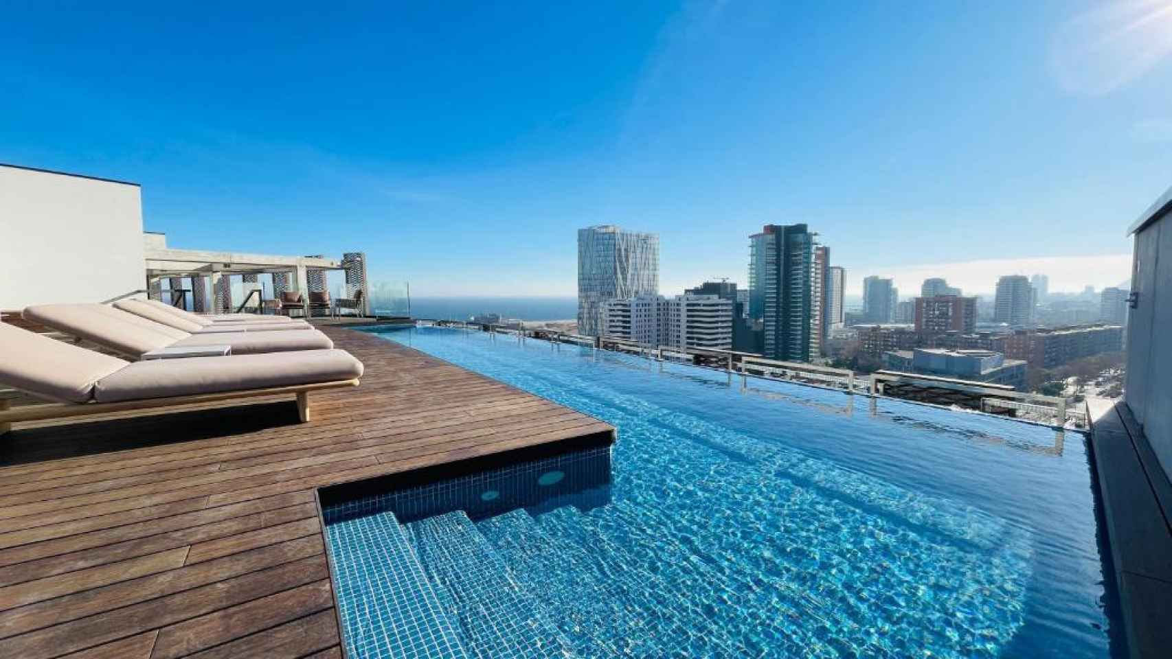 La terraza con piscina del hotel Tembo Barcelona de la cadena Preferred