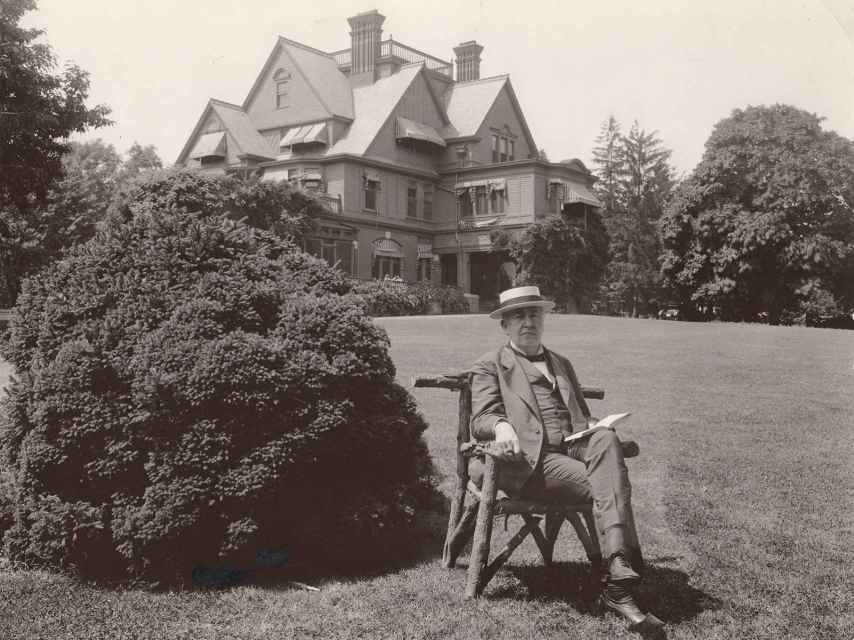 Thomas Edison en el jardín de su residencia en Glenmont, 1917