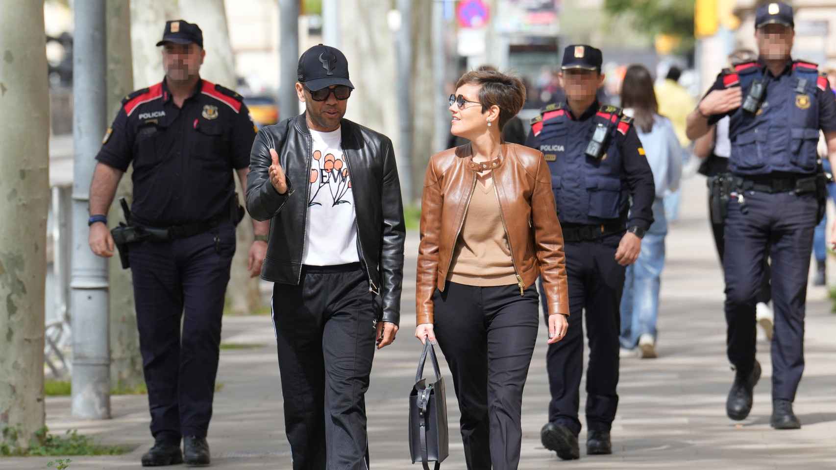 Dani Alves, junto a su abogada, a la salida de Audiencia de Barcelona