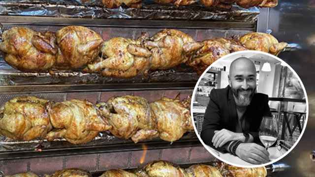 Fotomontaje de pollos a l'ast y el chef Artur Martínez