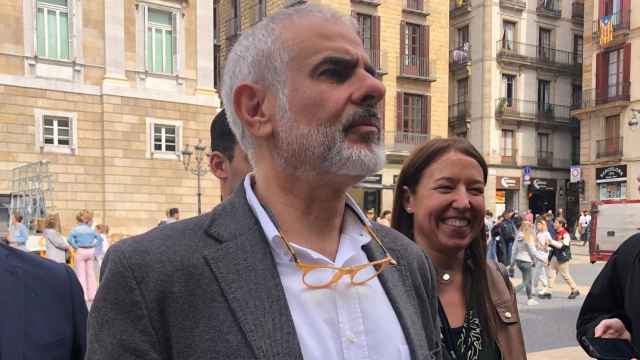 El líder de Cs en Cataluña, Carlos Carrizosa, en declaraciones a periodistas ante el Palau de la Generalitat