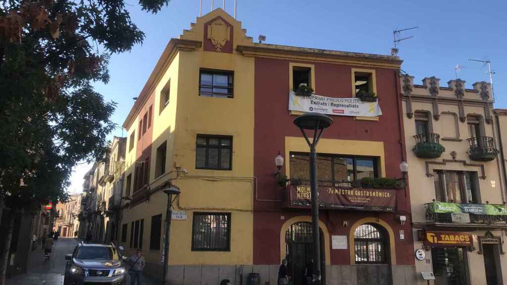 Fachada del Ayuntamiento de Molins de Rei, con una pancarta independentista, en una imagen de 2022 cuando el PSC gobernaba con Junts