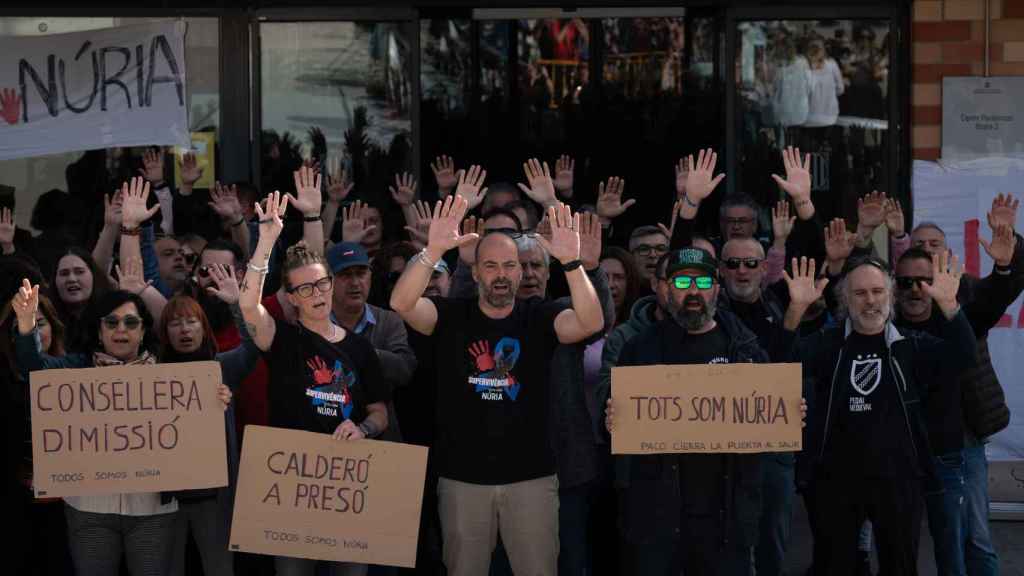 Funcionarios protestan con carteles durante una concentración frente al Centro Penitenciario Brians 2, a 22 de marzo de 2024