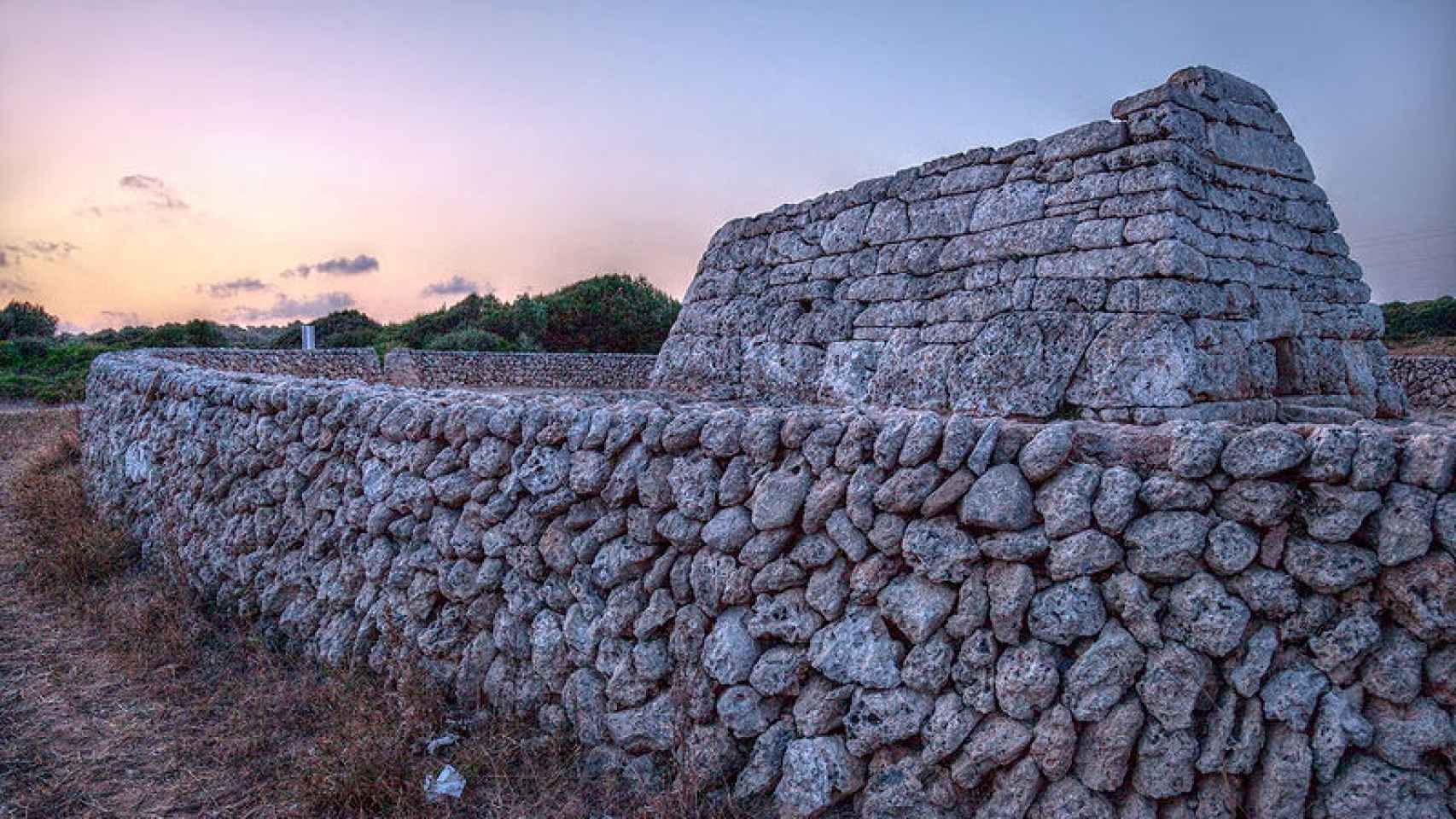 Vista lateral de Naveta des Tudons