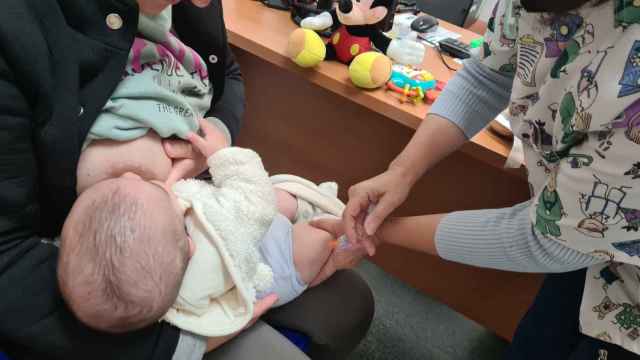 Vacunación de un bebé contra la tosferina