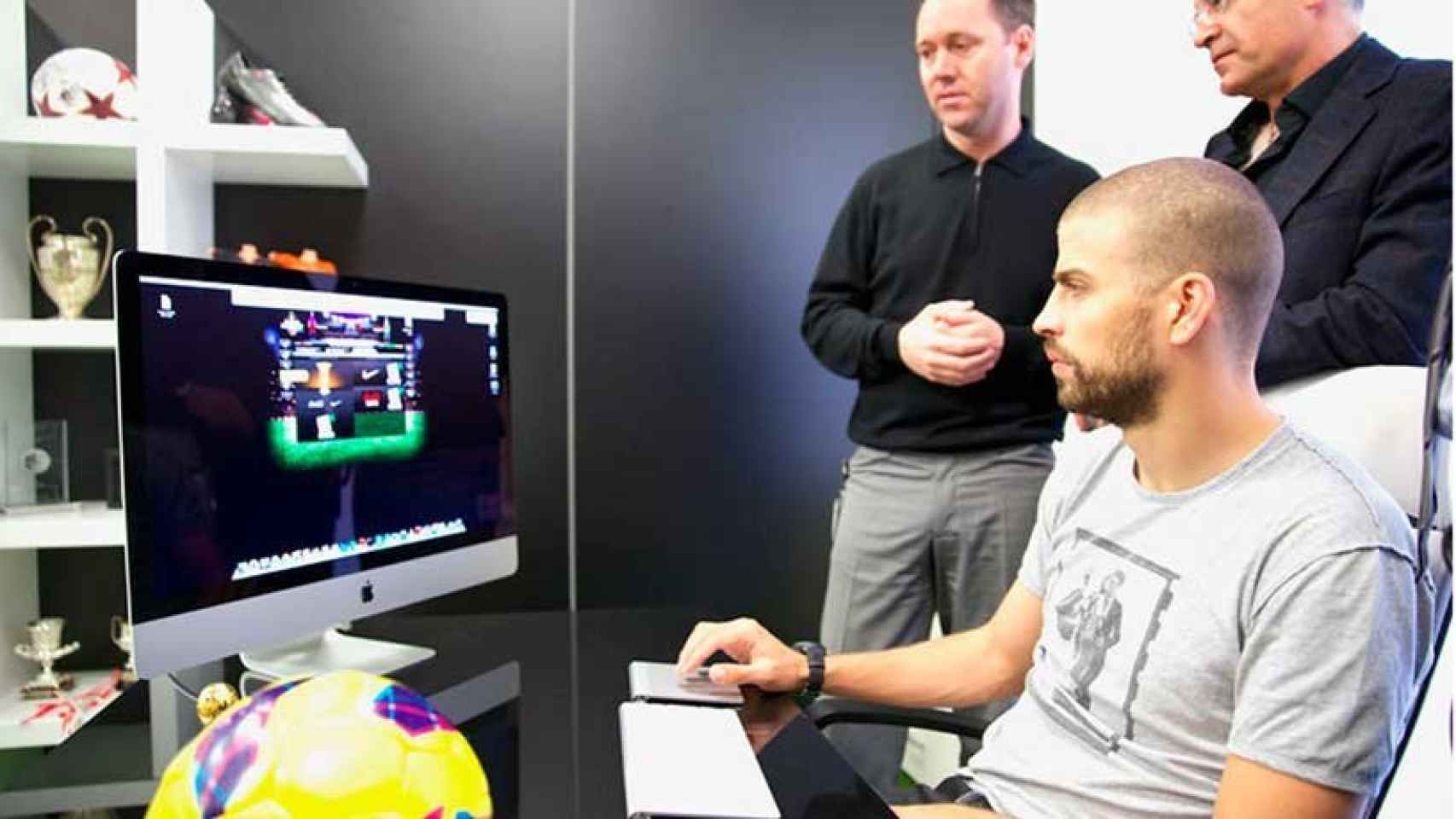 Gerard Piqué jugando al Golden Manager creado por Kerad Games