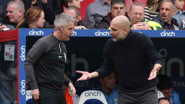 Pep Guardiola discute con el cuarto árbitro en el Crystal Palace-Manchester City