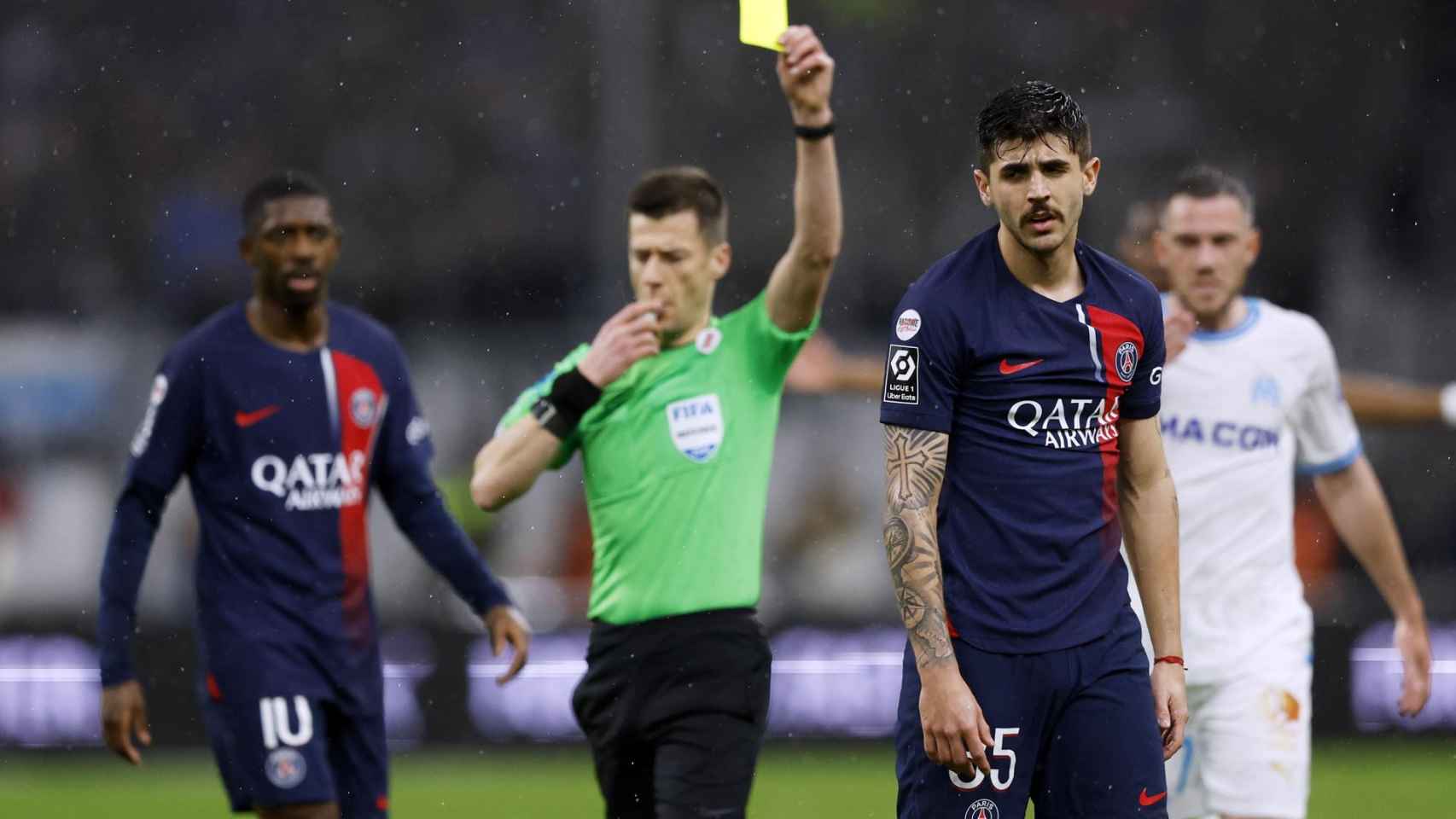Lucas Beraldo recibe una tarjeta amarilla en el partido del PSG contra el Olympique de Marsella