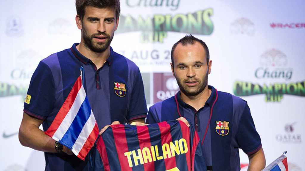 Gerard Piqué y Andrés Iniesta, en un acto del Barça en Tailandia