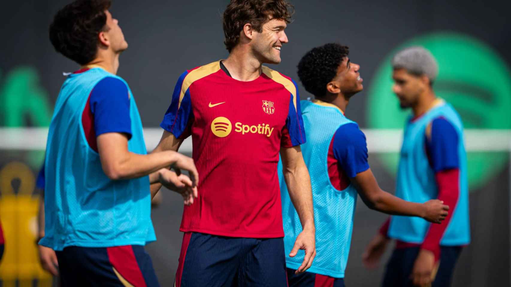 Marcos Alonso, sonriente en una sesión de entrenamiento del Barça