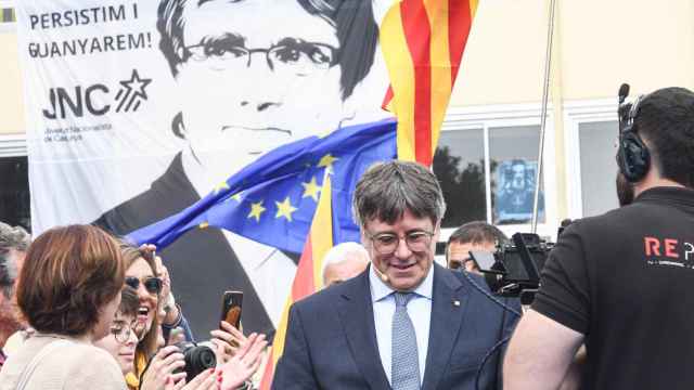 El expresidente de la Generalitat y candidato de Junts a las elecciones catalanas, Carles Puigdemont, durante un acto de Junts en Elna, Francia