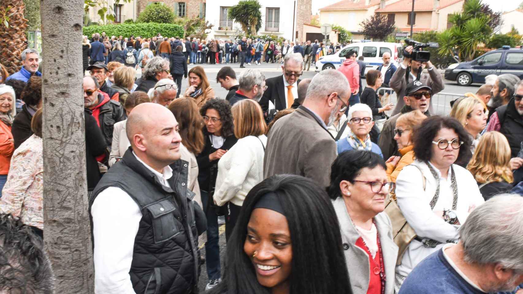 Largas colas para acceder al acto de Puigdemont de presentación de su candidatura en Elna (Francia)