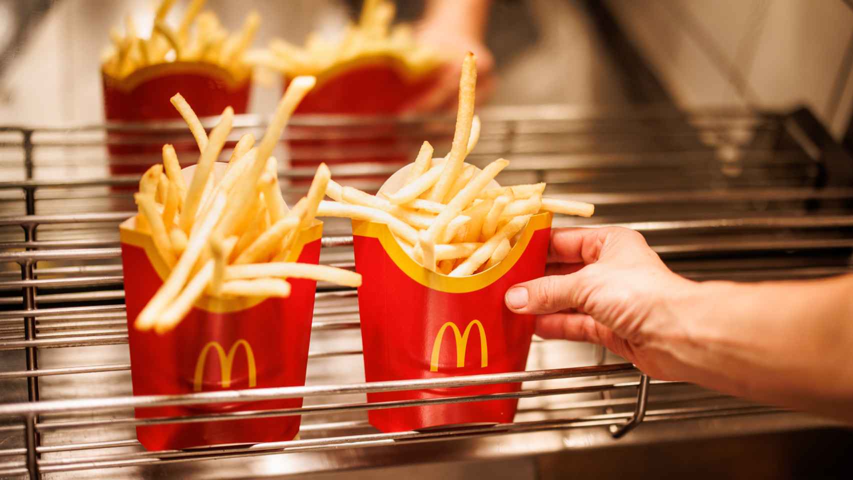 Patatas fritas en la cocina de un McDonald's