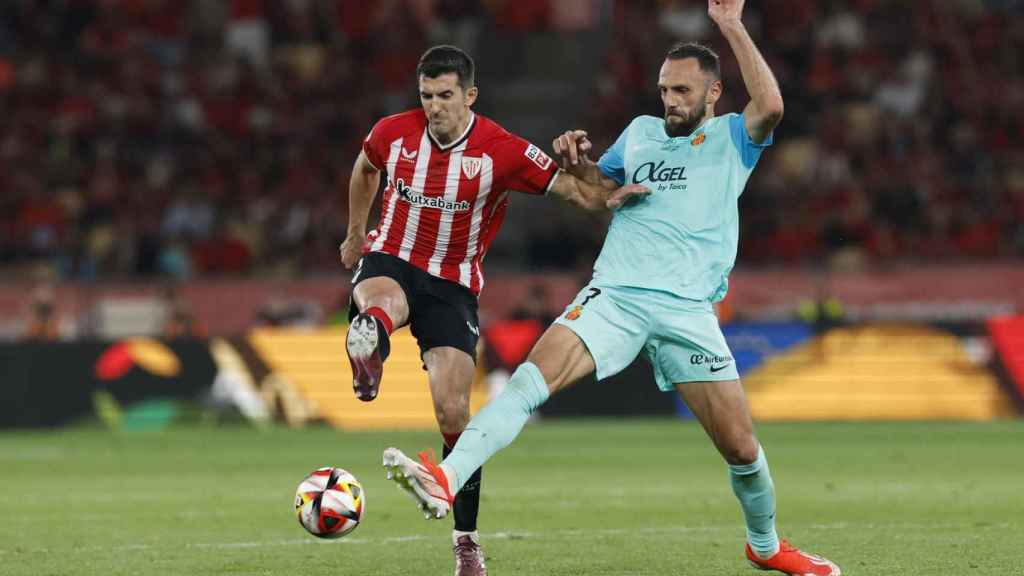 Dani Vivian disputa un balón con Vedat Muriqi en la final de Copa del Rey