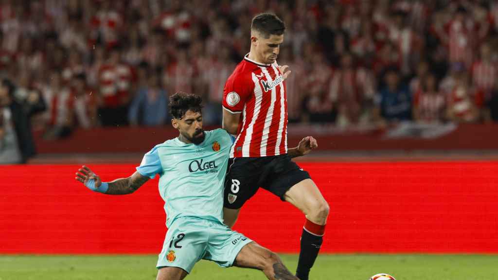 Samu Costa trata de robarle el balón a Oihan Sancet en la Copa del Rey