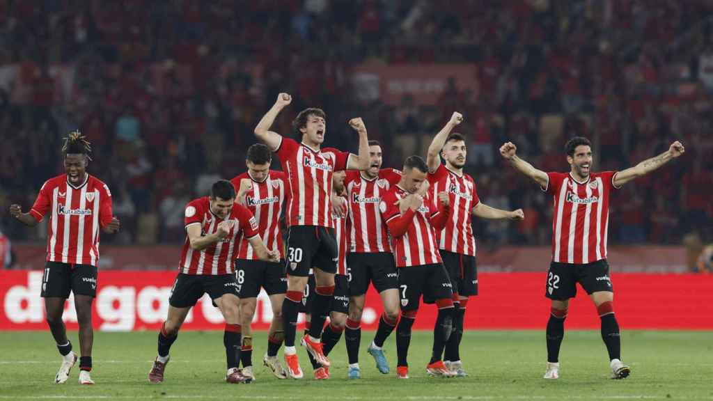 Nico Williams y los jugadores del Athletic celebran la victoria en la final de Copa del Rey