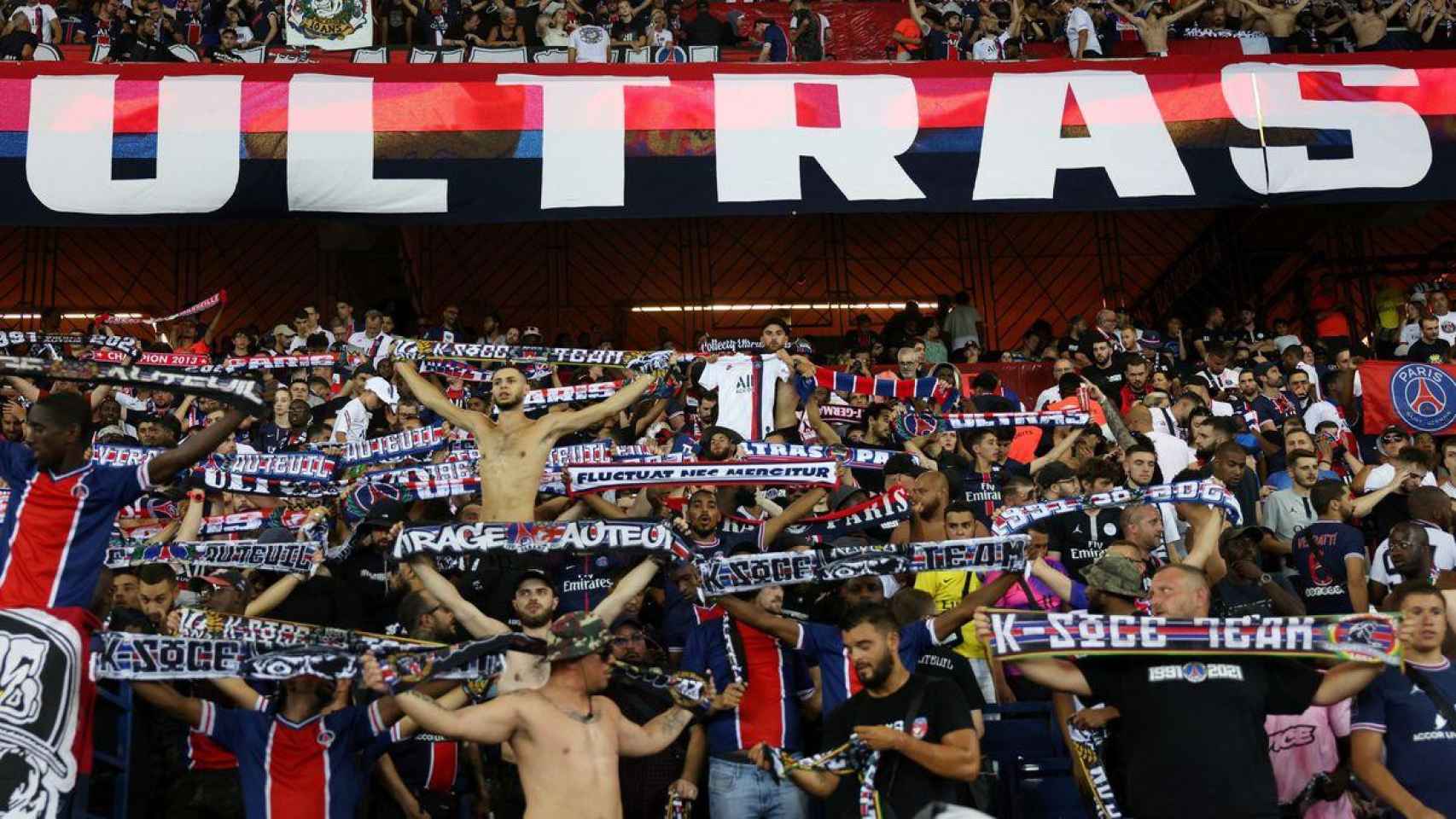 Los ultras del PSG en el Parque de los Príncipes