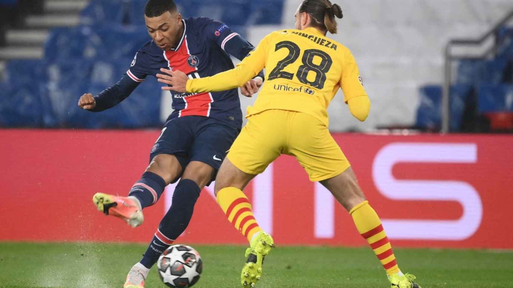 Mbappé remata ante la oposición de Mingueza