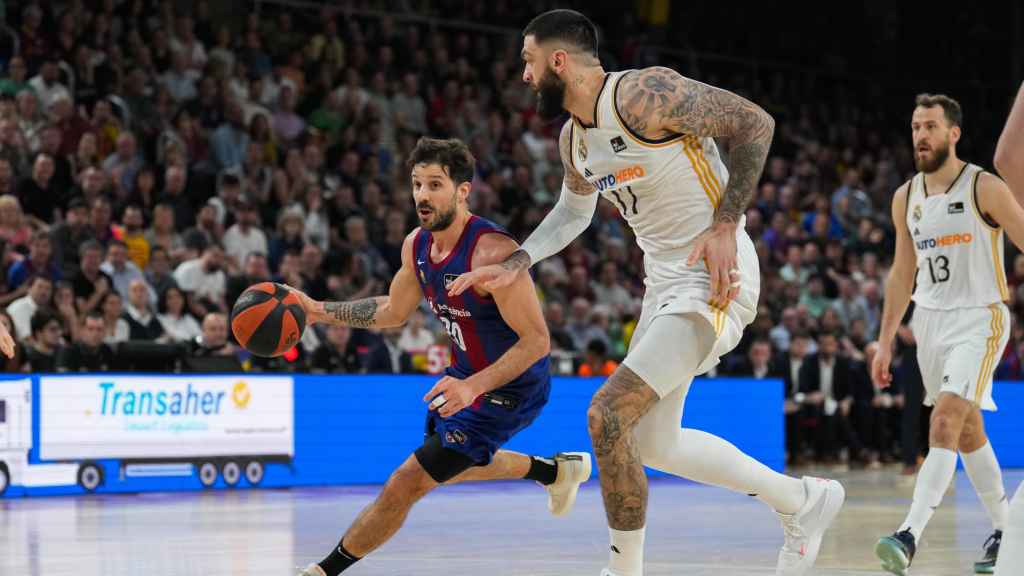 Nico Laprovittola controla el balón en el clásico de basket de Liga Endesa