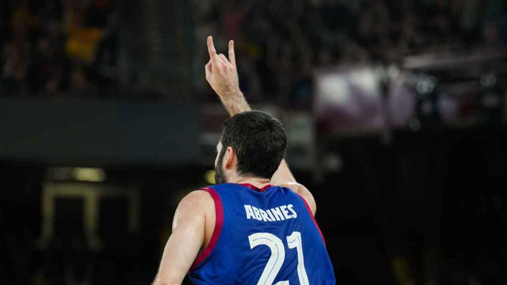 Álex Abrines festeja una canasta en el clásico de basket