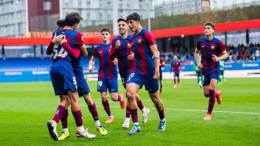 El Barça B festeja el primer gol de Alexis Olmedo contra el Arenteiro