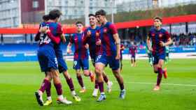 El Barça B festeja el primer gol de Alexis Olmedo contra el Arenteiro