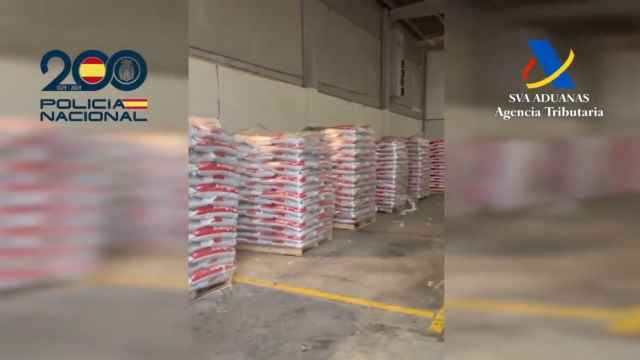 Palés de sacos de pélets impregnados con cocaína intervenidos por la Guardia Civil en Reus
