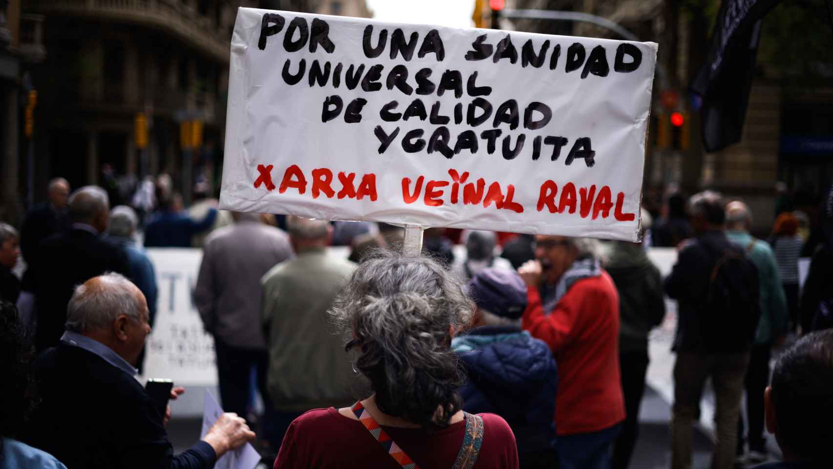 Una mujer sujeta una pancarta en la manifestación en defensa de la sanidad pública en Barcelona