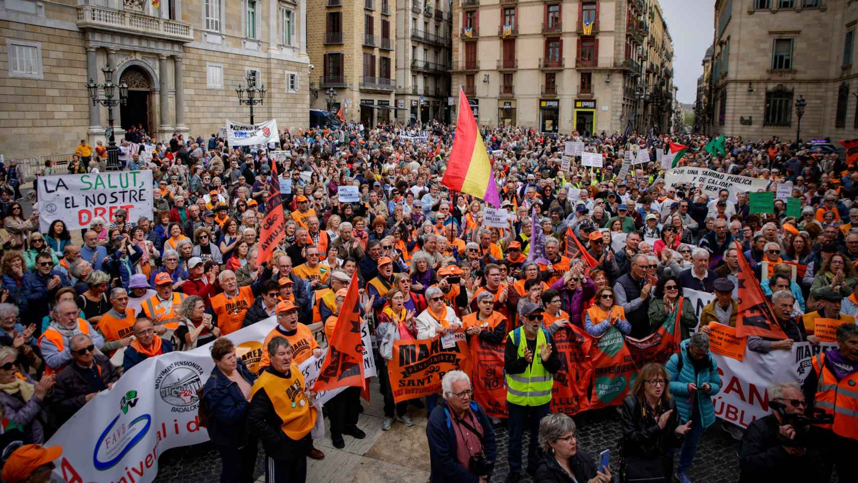 Decenas de personas llenan la plaza Sant Jaume de Barcelona durante la manifestación en defensa de la sanidad pública