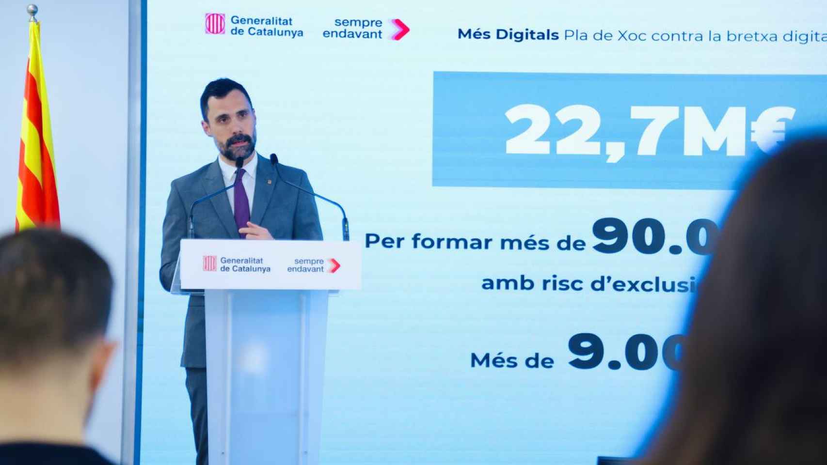 El 'conseller' de Economía de la Generalitat, Roger Torrent, anunciando su plan de cursos contra la brecha digital en un acto oficial a las puertas de las elecciones catalanas