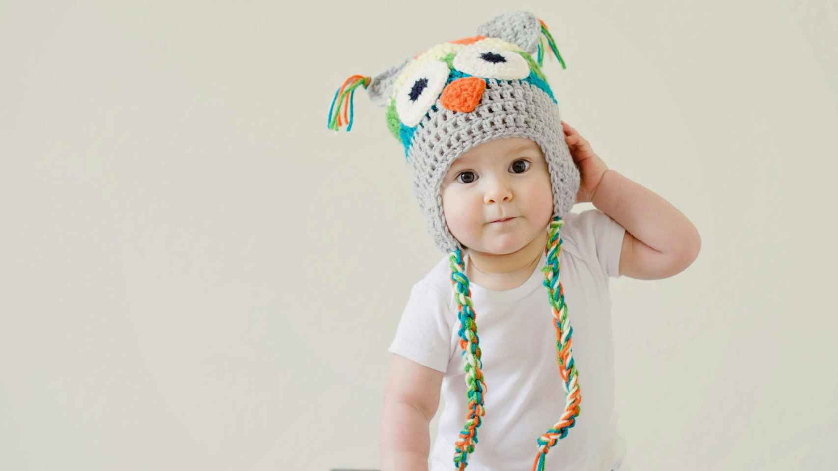 Una niña con un original sombrero