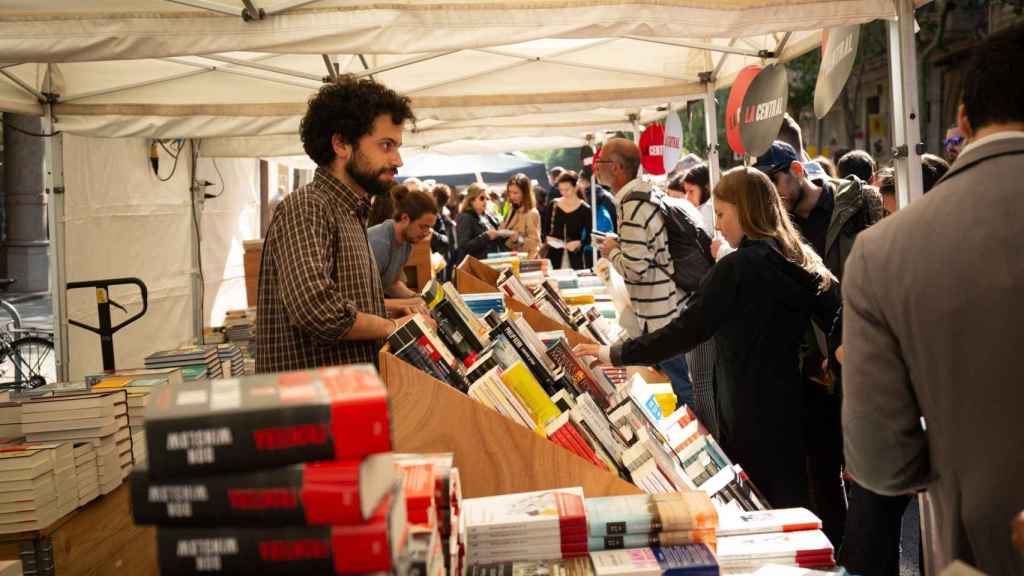 Venta de libros durante la 'diada' de Sant Jordi en las calles de Barcelona