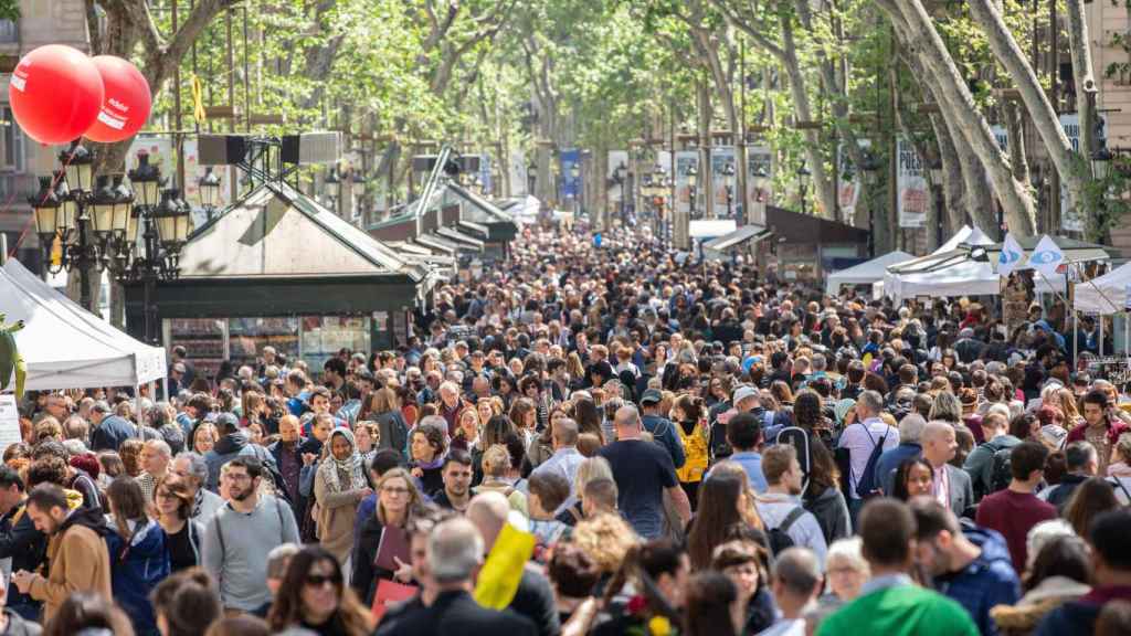 Las Ramblas de Barcelona durante una jornada de Sant Jordi
