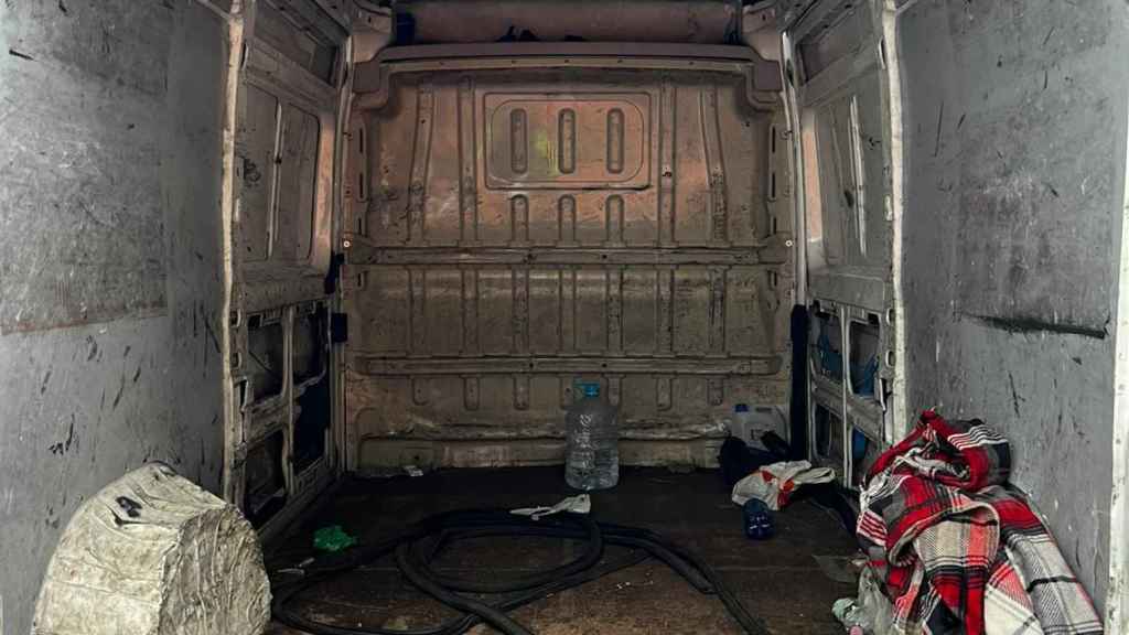 Interior de una de las furgonetas que disponía el entramado